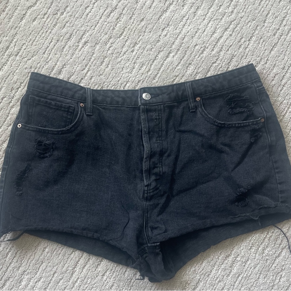 Black distressed Jean short